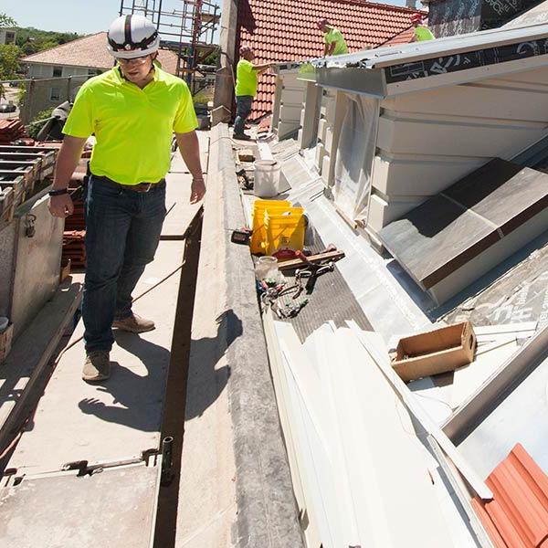 建筑工人在兰金大厅安装新的瓦片屋顶