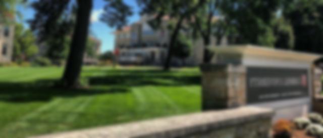 一张美高梅博彩标志和主草坪的模糊照片.
